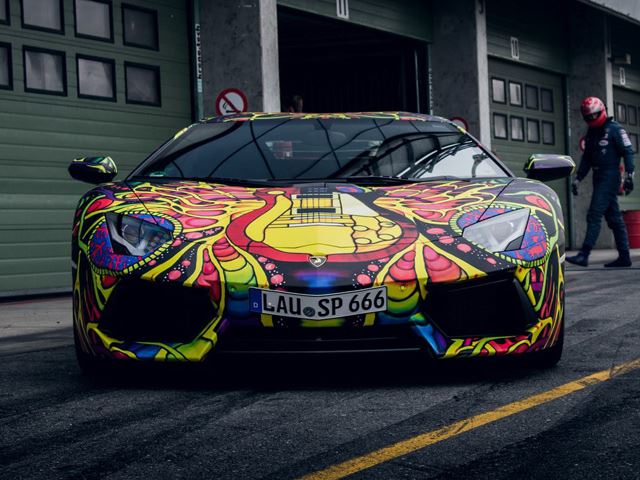 Lamborghini Aventador получил психоделический винил от WrapStyle